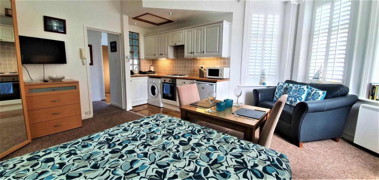 A Beautiful Apartment With Stunning Sea Views & Private Balcony Bournemouth Eksteriør bilde