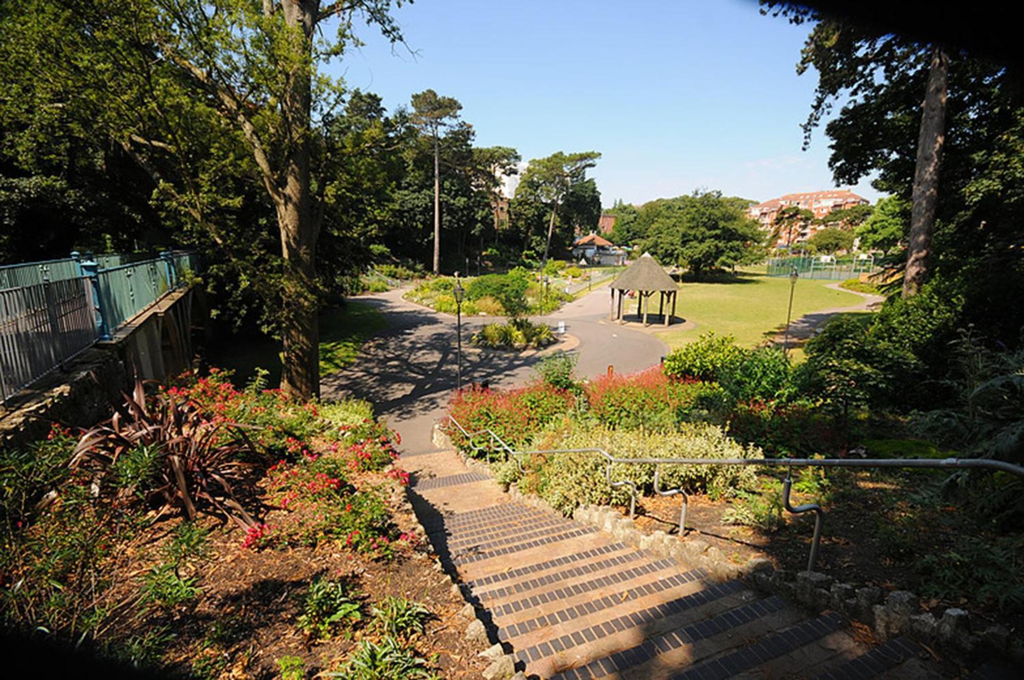 A Beautiful Apartment With Stunning Sea Views & Private Balcony Bournemouth Eksteriør bilde