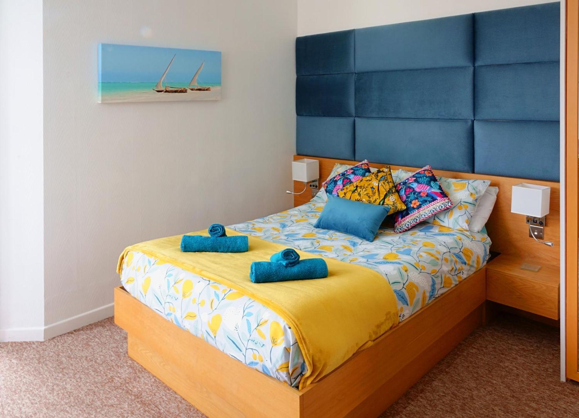 A Beautiful Apartment With Stunning Sea Views & Private Balcony Bournemouth Eksteriør bilde